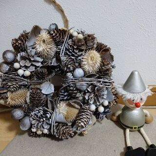 ナチュラルなクリスマスリースとサンタ