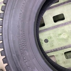 10t スタッドレスタイヤ　245/70R19.5の画像
