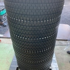 10t スタッドレスタイヤ　245/70R19.5の画像