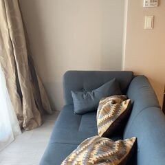 ダークグレーの美しいソファをお売りします