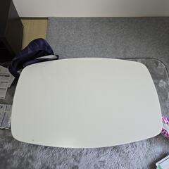 白いテーブル